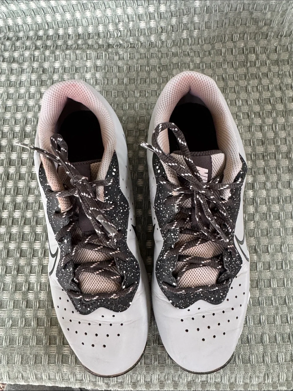 Nike Unisex Fastflex Size 5 Youth Grey Baseball Cleats